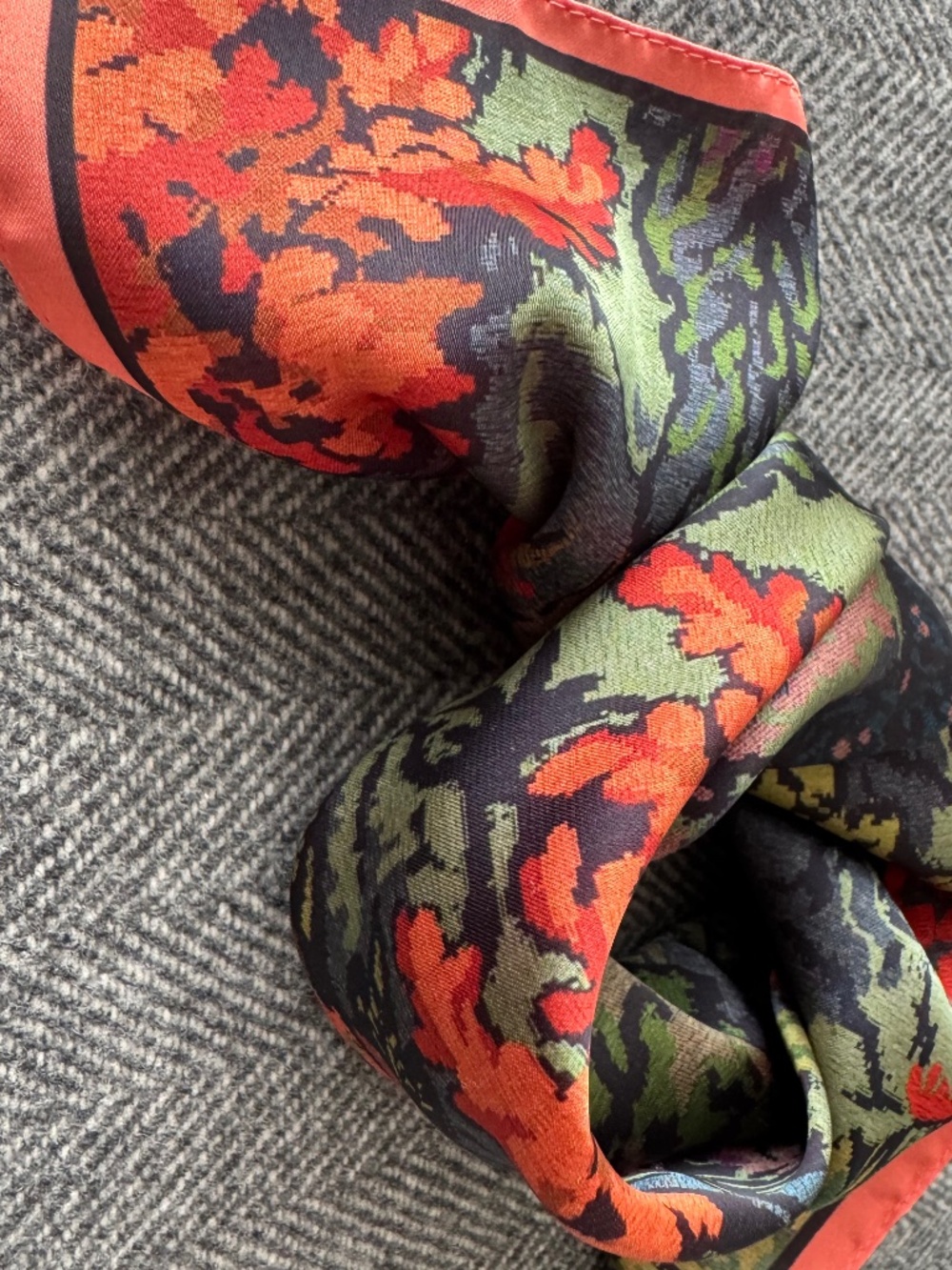 NWOT, SILK SCARF IN BEAUTIFUL TAPESTRY LANDSCAPE PRINT
